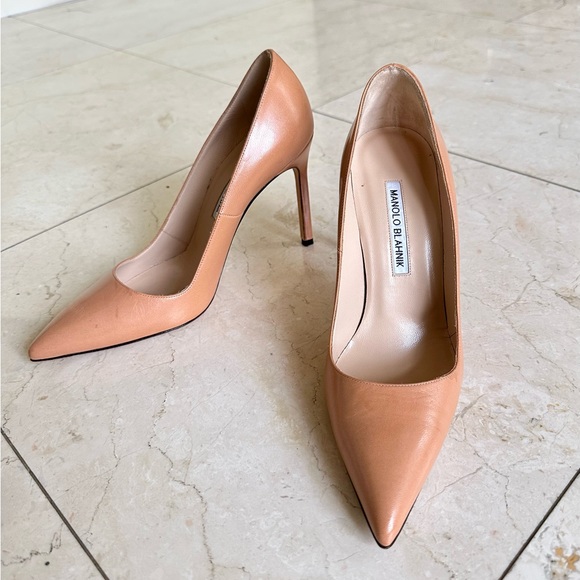 Vintage Manolo Blahnik Pointed Toe Heels (38)